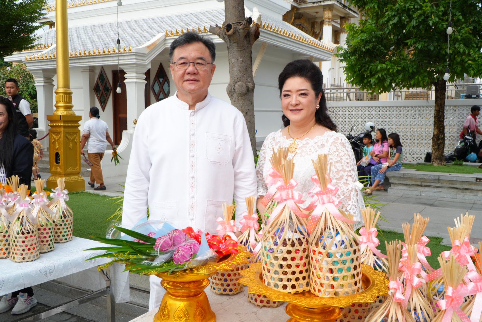 พุทธศาสนิกชนชาวจังหวัดฉะเชิงเทรา ร่วมพิธีทำบุญตักบาตร เนื่องในวันวิสาขบูชา วันสำคัญสากลของโลก