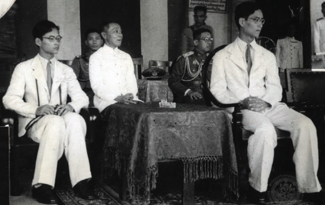 พระบาทสมเด็จพระปรเมนทรมหาอานันทมหิดล พระอัฐมรามาธิบดินทร พร้อมด้วยพระบาทสมเด็จพระมหาภูมิพลอดุลยเดช มหาราช บรมนาถบพิตร (เมื่อครั้งดำรงพระราชอิสริยยศสมเด็จพระเจ้าน้องยาเธอ เจ้าฟ้าภูมิพลอดุลยเดช) เสด็จพระราชดำเนิน มาประทับ ณ ศาลากลางจังหวัดฉะเชิงเทรา 
