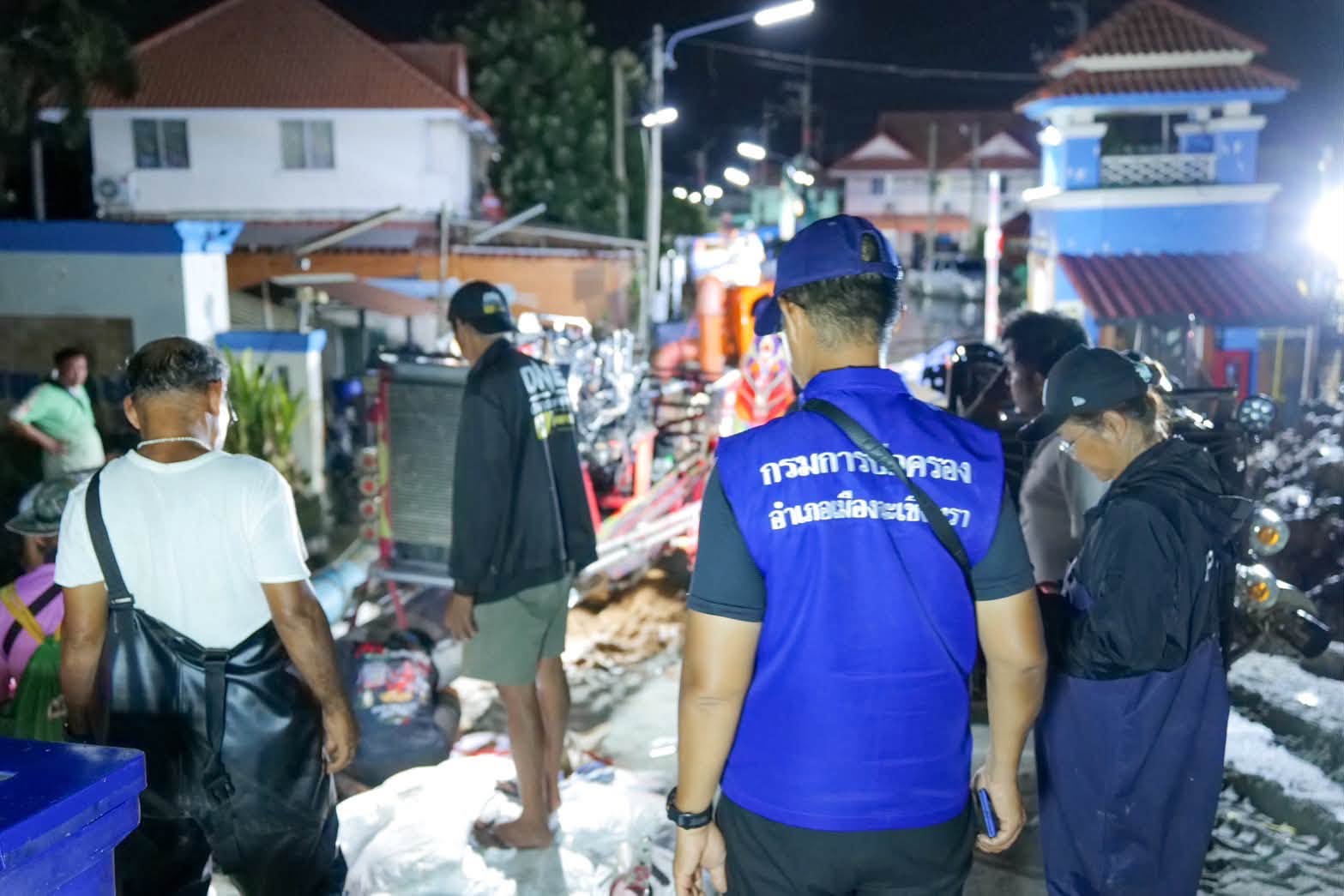 นายอำเภอเมืองฉะเชิงเทรา ลุยพื้นที่! ผนึกกำลังทหาร&ndash;ท้องถิ่น เร่งระบายน้ำท่วม &lsquo;พฤกษา 36&ndash;พฤกษา 27&rsquo; เดินหน้าแก้ปัญหาไม่หยุด จนกว่าน้ำจะลด
