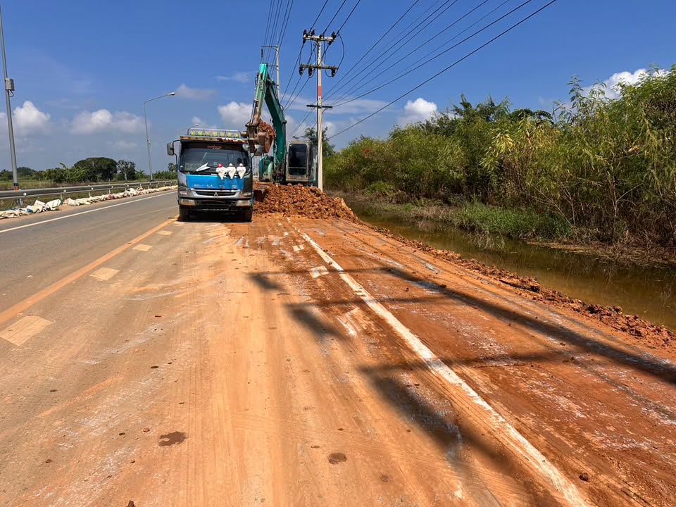 เร่งรื้อคันดินกั้นน้ำ&ndash;ล้างถนน ฉช.4050 สายบางขนาก&ndash;ท่าไข่ ฟื้นฟูเส้นทาง คืนความสะดวกให้ประชาชน