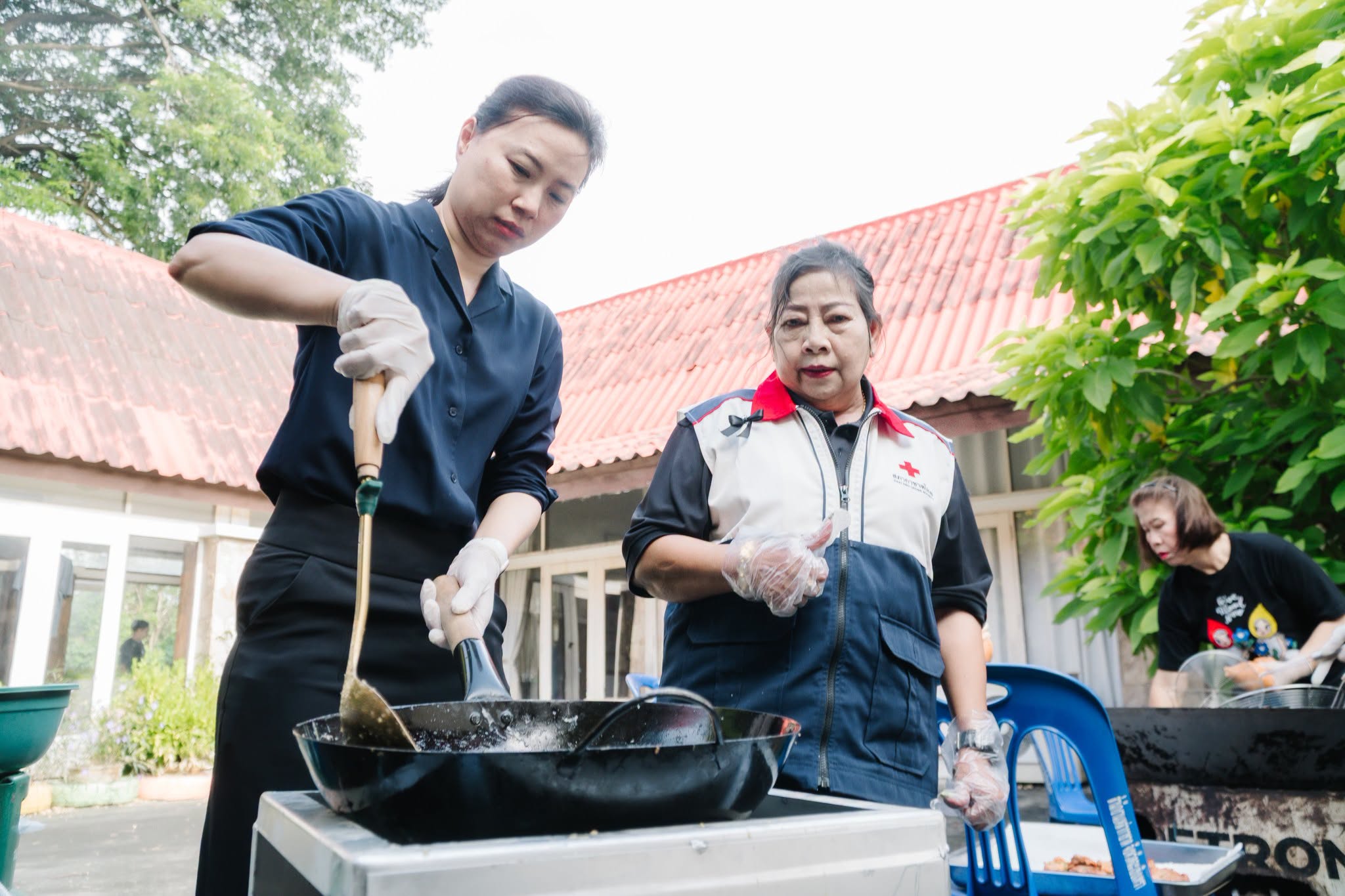เหล่ากาชาดจังหวัดฉะเชิงเทรา ส่งต่อพลังน้ำใจ มอบอาหารกล่องปรุงสุก 700 กล่อง ช่วยผู้ประสบอุทกภัยบางคล้า ย้ำ &ldquo;น้ำใจไม่ทิ้งกัน&rdquo;