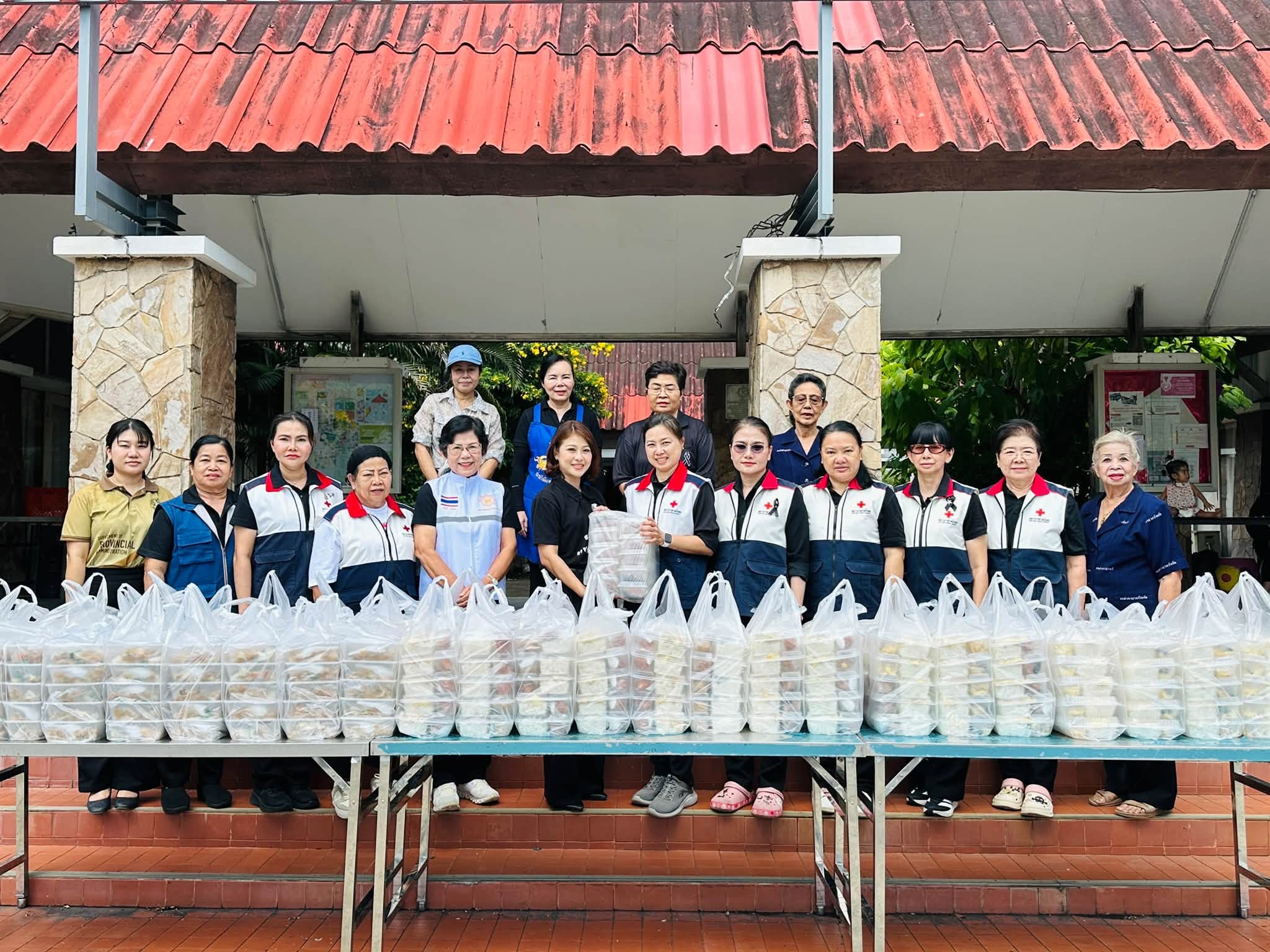 เหล่ากาชาดจังหวัดฉะเชิงเทรา ส่งต่อพลังน้ำใจ มอบอาหารกล่อง 600 กล่อง ช่วยผู้ประสบอุทกภัย￼ในพื้นที่อำเภอบางน้ำเปรี้ยว ย้ำ &ldquo;น้ำใจไม่ทิ้งกัน&rdquo;
