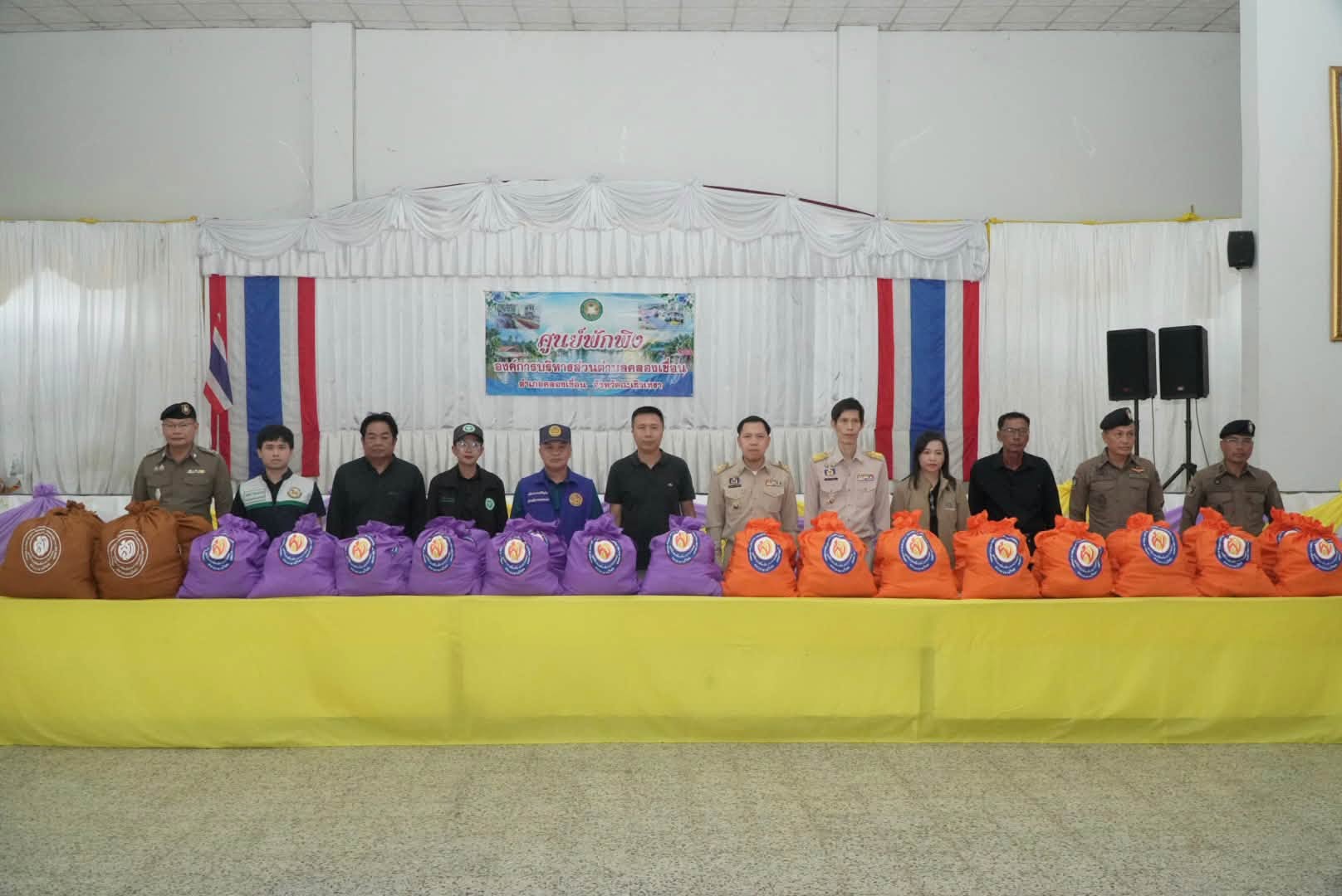 จังหวัดฉะเชิงเทรา ส่งต่อความห่วงใยถึงชาวคลองเขื่อน มอบถุงยังชีพพระราชทาน &ldquo;เพื่อนพึ่ง (ภาฯ) ยามยาก&rdquo; ดูแลผู้ประสบอุทกภัยและกลุ่มเปราะบาง