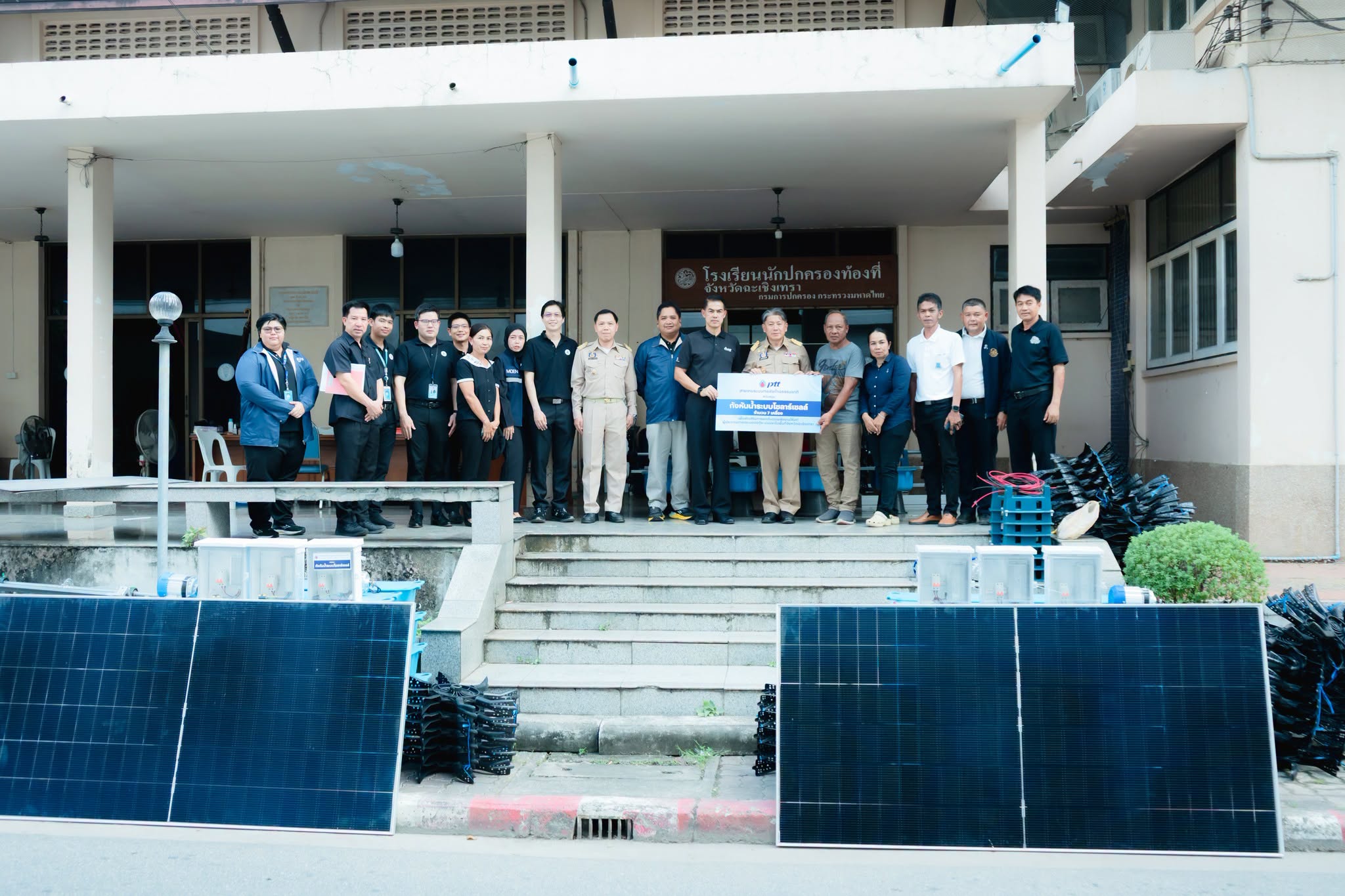ผู้ว่าฯ ฉะเชิงเทรา รับมอบกังหันน้ำโซลาร์เซลล์ 7 เครื่อง หนุนประมงพลังงานสะอาด ลดค่าไฟ เพิ่มโอกาสสร้างรายได้ให้เกษตรกร