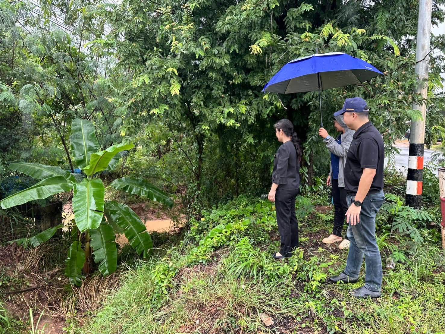 นายอำเภอท่าตะเกียบ ลงพื้นที่เช็กจุดเสี่ยงน้ำเอ่อล้น สั่งทุกฝ่ายเตรียมพร้อมรับมือสถานการณ์น้ำ แจ้งประชาชนเฝ้าระวังใกล้ชิด