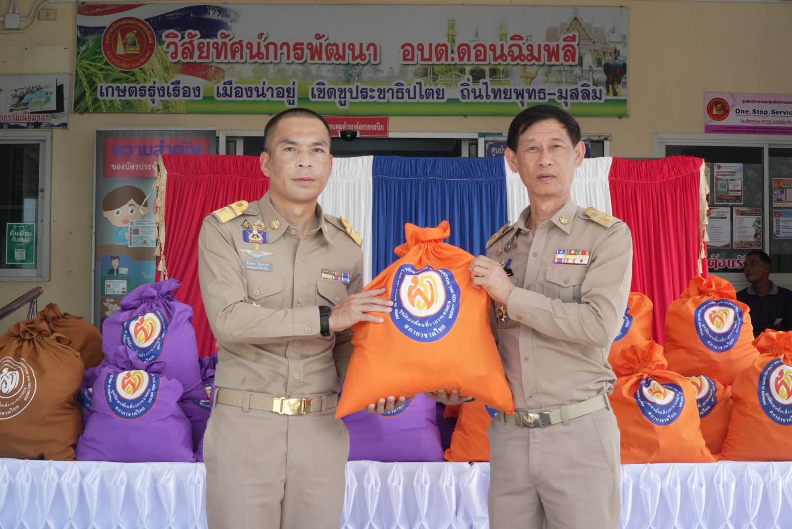 จังหวัดฉะเชิงเทรา มอบถุงยังชีพพระราชทาน &ldquo;เพื่อนพึ่ง (ภาฯ) ยามยาก&rdquo; พร้อมชุดสุขอนามัย ส่งต่อความห่วงใยถึงครัวเรือนกลุ่มเปราะบาง อำเภอบางน้ำเปรี้ยว