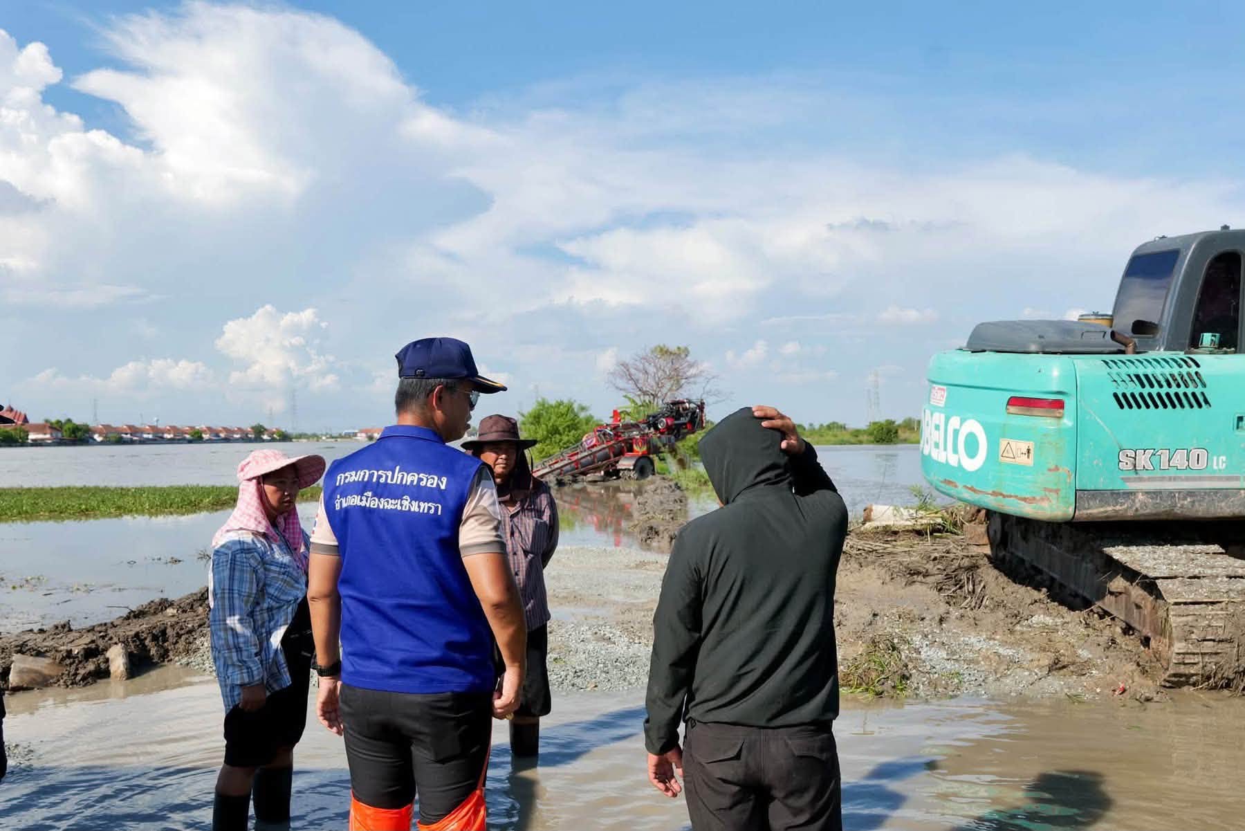 นายอำเภอเมืองฉะเชิงเทรา ผนึกกำลังทุกภาคส่วน ระดมเครื่องสูบน้ำ&ndash;เสริมแนวกระสอบทราย เร่งระบายน้ำท่วมหมู่บ้านพฤกษา 27 และ 27/1 เดินหน้าคลี่คลายสถานการณ์เต็มกำลัง