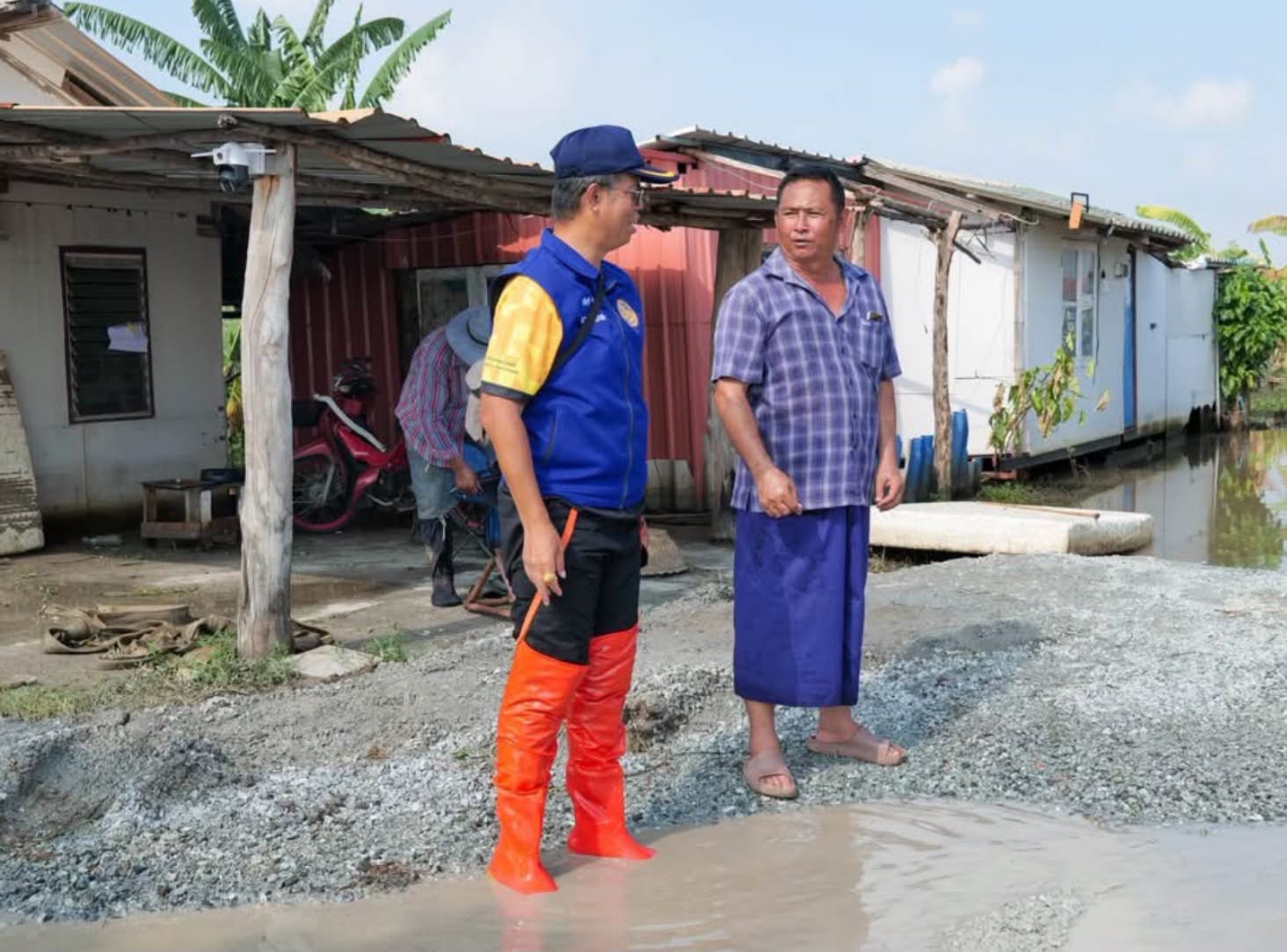 นายอำเภอเมืองฉะเชิงเทรา ผนึกกำลังทหาร&ndash;ท้องถิ่น เร่งสูบน้ำต่อเนื่องทุกจุด เสริมแนวป้องกันน้ำย้อน คืนพื้นที่ให้ประชาชน