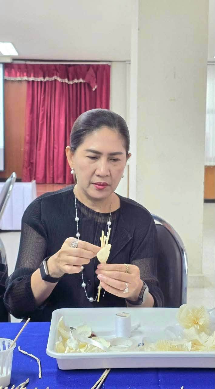 เทศบาลเมือง￼ฉะเชิงเทรา รวมพลังจิตอาสา ฝึกประดิษฐ์ดอกไม้จันทน์ ถวายความอาลัยและแสดงความจงรักภักดี แด่สมเด็จพระบรมราชชนนีพันปีหลวง