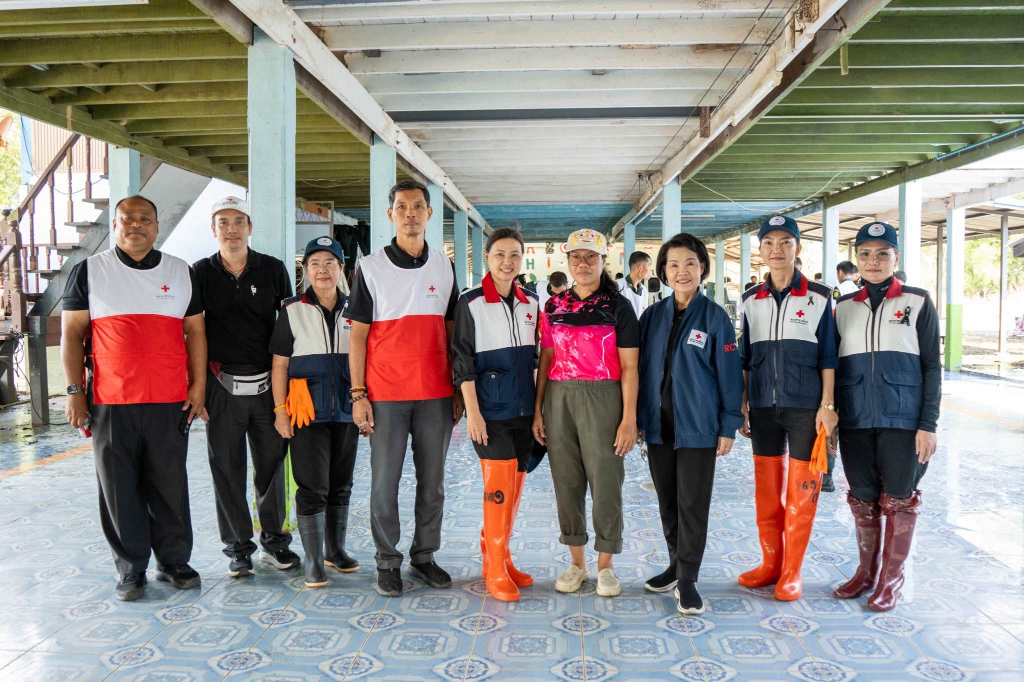 สภากาชาดไทยระดมจิตอาสากว่า 670 คน ฟื้นฟูน้ำท่วมบางคล้า ซ่อมเครื่องใช้ไฟฟ้าฟรี เร่งคืนโรงเรียนพร้อมเปิดภาคเรียน